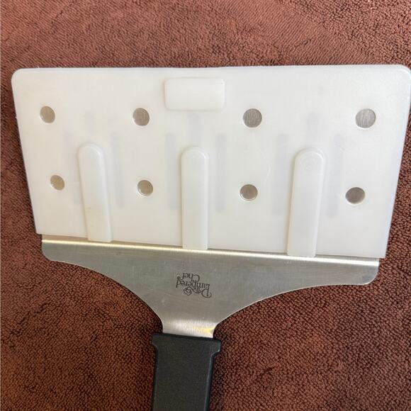 Pampered Chef grill spatula. 8 in. wide. Great for lifting grilled fish, veggies - Picture 4 of 5